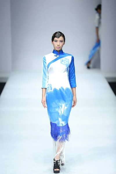 Bir Modeli Yeni Bir Yaratım Çin Moda Hafta Lkbahar Yaz — Stok fotoğraf
