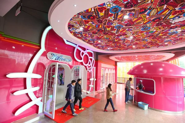 Chinese Studenten Verlaten Van Hello Kitty Themed Kantine Aan Zhejiang — Stockfoto