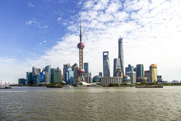 上海タワー 右背が高い 東方明珠テレビ塔 左背が高い 陸家嘴金融街のスカイラインとの他の高層ビルや 2014 浦東の高層ビル — ストック写真