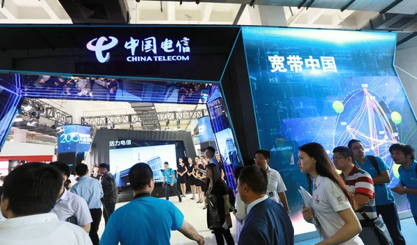 Los Visitantes Llenan Stand China Telecom Durante Expo China 2015 — Foto de Stock