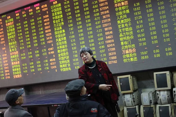 Китайські Інвестори Говорити Перед Електронне Табло Показує Цін Акцій Зелений — стокове фото