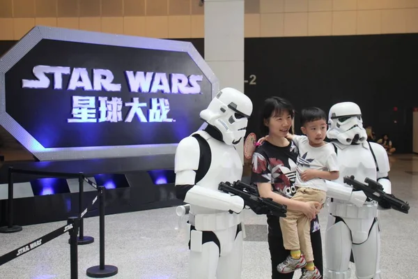Modellek Csapatok Star Wars Jelentenek Ügyfelekkel Során Kínai Nemzetközi Képregények — Stock Fotó