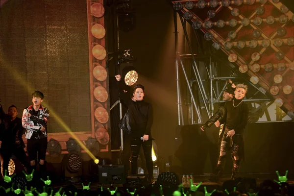 대한민국 아이돌 그룹의 그들의 매트릭스 대한민국 쇼케이스 2015 — 스톡 사진