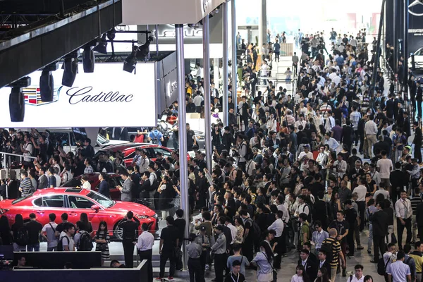 Les Visiteurs Visitent Stand Cadillac Une Coentreprise Entre Saic Motor — Photo