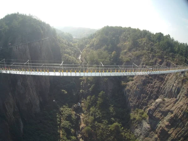 Las Mujeres Chinas Realizan Yoga Puente Colgante 180 Metros Altura — Foto de Stock