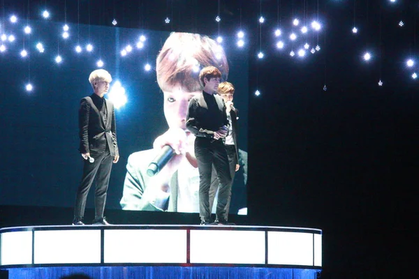 Mitglieder Der Südkoreanischen Boyband Super Junior Während Eines Konzerts Auf — Stockfoto