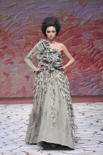 Модель Демонстрирует Новое Творение Показе Мод Taoloulan Время China Fashion — стоковое фото