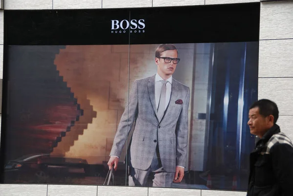 File Peatón Pasa Por Delante Anuncio Hugo Boss Ciudad Nanning —  Fotos de Stock