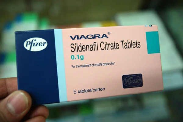 Homem Mostra Uma Caixa Comprimidos Citrato Viagra Sildenafil Pfizer Uma — Fotografia de Stock