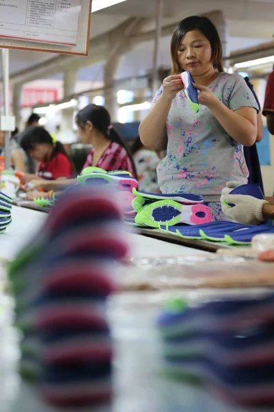 Los Trabajadores Chinos Hacen Suelas Zapatos Deportivos Una Fábrica Ciudad — Foto de Stock