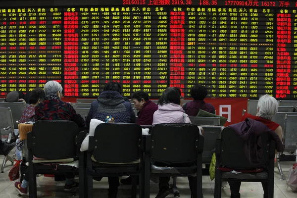 Обеспокоенные Китайские Инвесторы Смотрят Цены Акций Красный Роста Цен Зеленый — стоковое фото