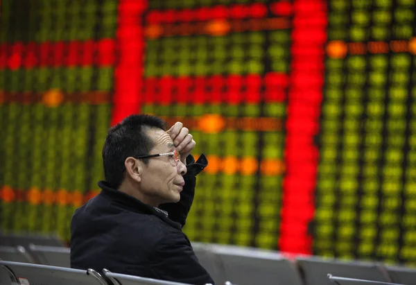 Zainteresowanych Chińskich Inwestorów Patrzy Ceny Akcji Czerwony Dla Cena Rośnie — Zdjęcie stockowe