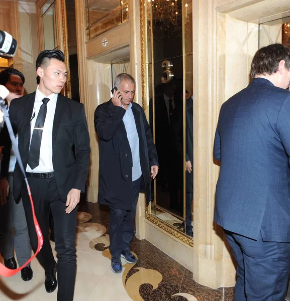 葡萄牙足球主帅穆里尼奥 在参加了2016年1月18日在中国上海举行的活动后离开时使用手机 — 图库照片