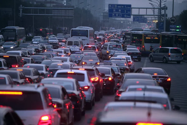 Massas Veículos Movem Lentamente Engarrafamento Uma Estrada Durante Horas Ponta — Fotografia de Stock