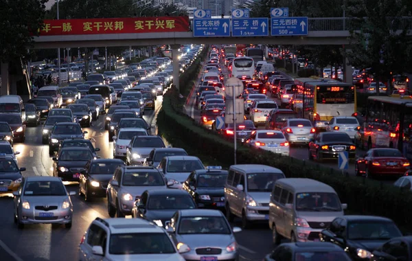 Soubor Hmotnosti Vozidel Pohybují Pomalu Dopravní Zácpě Silnici Během Spěvných — Stock fotografie