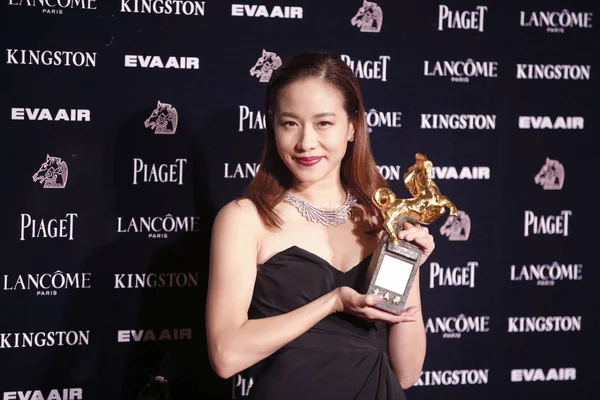 Taiwanese Actress Karena Lam Poses Her Trophy Best Leading Actress — Stock Photo, Image