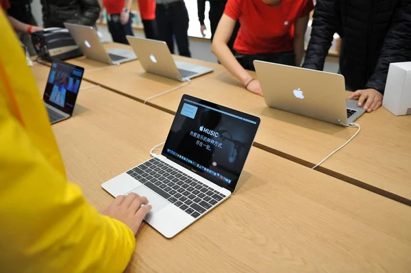 Les Clients Essaient Des Ordinateurs Portables Macbook Dans Nouvel Apple — Photo