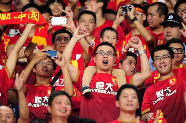 Fil Kinesiska Fotbollsfans Visa Stöd För Kinas Guangzhou Evergrande Den — Stockfoto