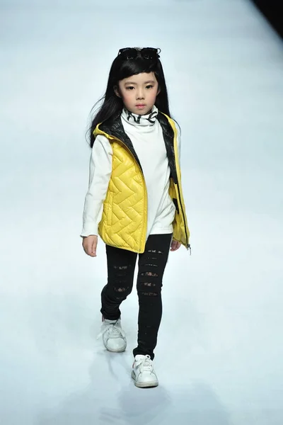 Seorang Model Anak Menampilkan Kreasi Baru Fashion Show Tingzu Selama — Stok Foto