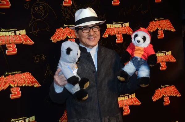 2016年1月18日 香港演员成龙在中国上海登上电影 功夫熊猫3 中国首映式的红地毯上 — 图库照片