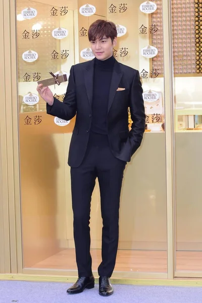 2015年12月15日 韩国演员李敏浩在台湾台北一家巧克力旗舰店的开幕活动中摆姿势 — 图库照片