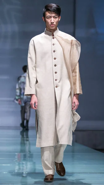 Model Wyświetla Tworzenie Zaprojektowany Przez Studenta Szkoły Beijing Institute Fashion — Zdjęcie stockowe