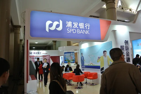 Gente Visita Stand Del Spd Bank Shanghai Pudong Development Bank — Foto de Stock