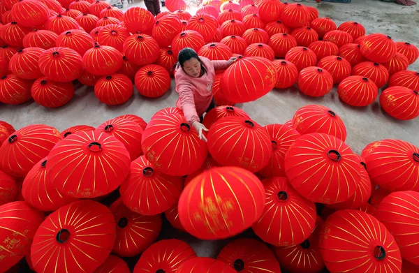 Ouvrier Chinois Entasse Des Lanternes Rouges Nouvellement Fabriquées Dans Une — Photo