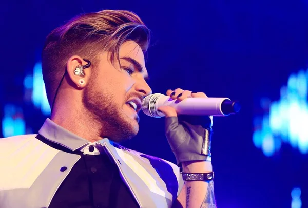 Американська Співачка Автор Пісень Adam Lambert Виконує Під Час Концерту — стокове фото