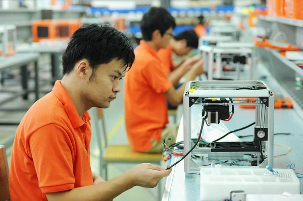 2015年9月1日 中国東部山東省青島市の工場で 中国人労働者が3Dプリンターを組み立てる — ストック写真