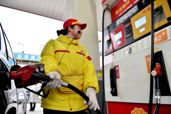 Travailleur Chinois Ravitaille Une Voiture Dans Une Station Service Ville — Photo