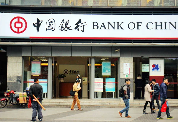 Los Peatones File Pasan Por Una Sucursal Del Banco China — Foto de Stock