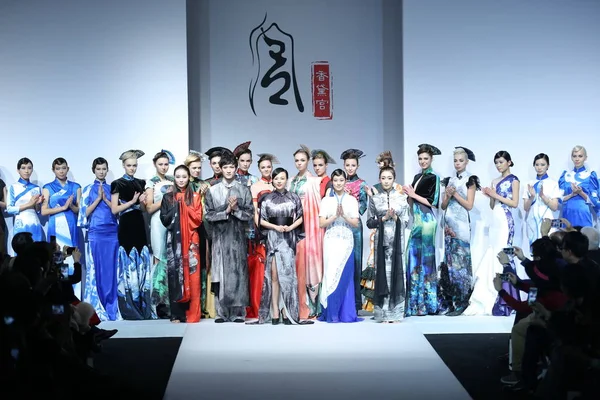 Tasarımcı Gong Hangyu Merkez Konuklar Chantel Gong Defilede Çin Moda — Stok fotoğraf