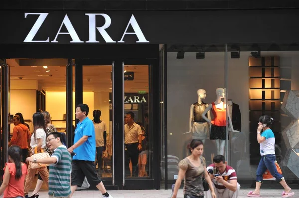 2012년 29일 랴오닝성 선양시에 스페인 패스트패션 브랜드 Zara 매장을 지나가는 — 스톡 사진