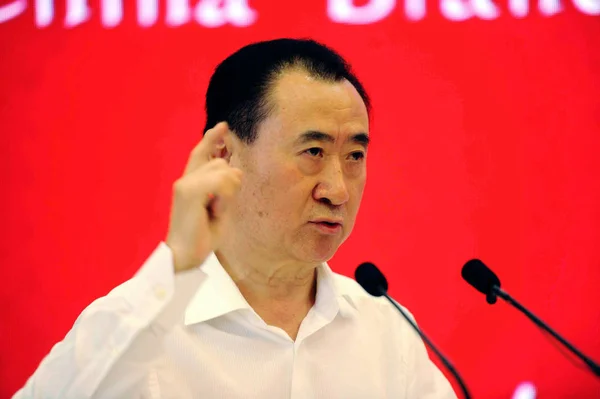 大连万达集团董事长王建林在2015年7月16日于中国北京举行的中国品牌论坛上发表讲话 — 图库照片