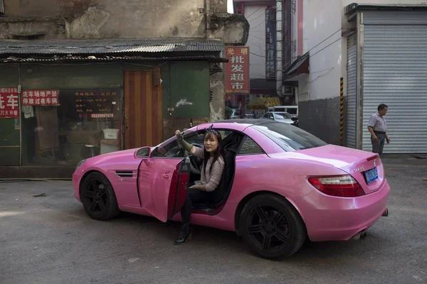 Китаянка Шили Сошла Своего Розового Спортивного Автомобиля Mercedes Benz Дороге — стоковое фото