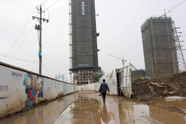 Gente Camina Largo Una Calle Fangosa Través Construcción Del Proyecto — Foto de Stock