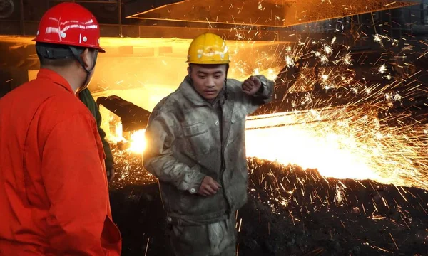 Trabajadores Chinos Examinan Producción Acero Una Planta Dongbei Special Steel —  Fotos de Stock