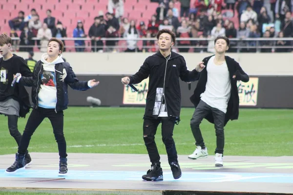 韓国少年グループ Ikon のメンバーは 2016 上海で 2016年笑顔アジアカップ中国で フレンドリーなサッカーの試合で実行します — ストック写真