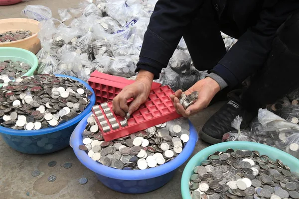 Hombre Chino Cuenta Monedas Yuan Ciudad Zhengzhou Provincia Central Henan — Foto de Stock