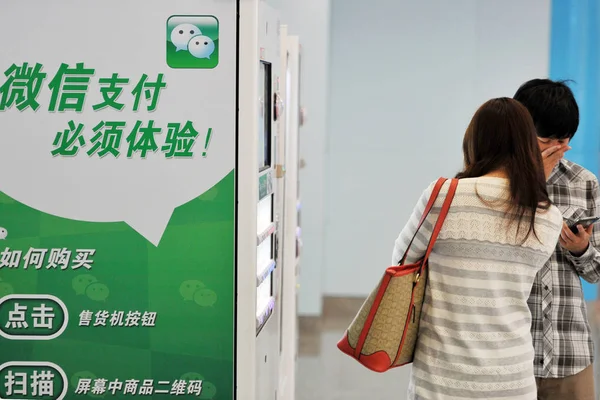 Young People Buy Beverages Using Wechat Payment Vending Machine Subway — Stock Photo, Image