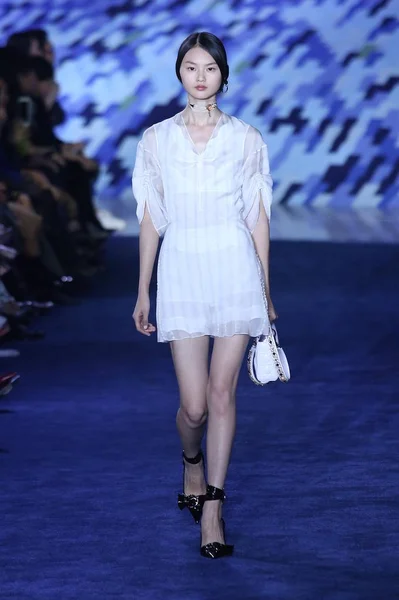 モデルは ファッションショー クリスチャンディ オールの春 2016 年まで北京 中国に 2015 日に新しい創造が表示されます — ストック写真