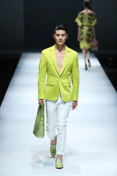 Modelo Exibe Uma Nova Criação Desfile Moda Jinliang Lin Durante — Fotografia de Stock