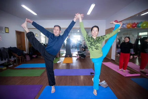 Jähriger Chinese Mingchao Führt Yoga Seinem Workshop Der Stadt Hangzhou — Stockfoto