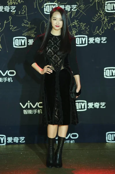 Čínská Zpěvačka Herečka Victoria Píseň Qian Blackmetalová Skupiny Představuje Červeném — Stock fotografie