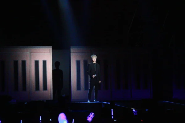 Участник Южнокорейской Бойз Бэнда Super Junior Выступает Время Концертного Тура — стоковое фото