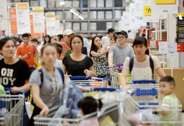 Los Clientes Chinos Empujan Carros Para Compras Una Tienda Muebles —  Fotos de Stock