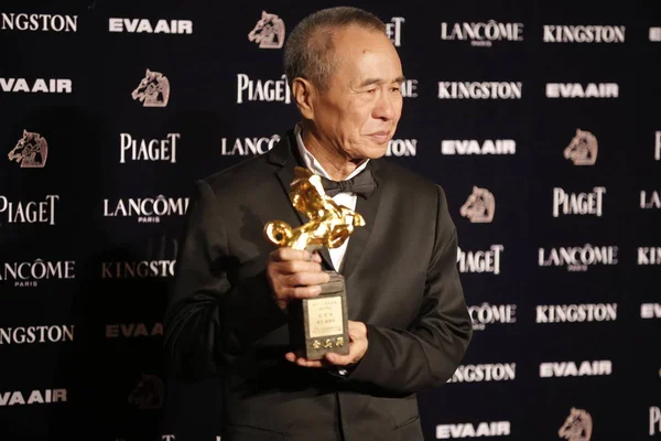 Director Taiwanés Hou Hsiao Hsien Posa Con Trofeo Mejor Director — Foto de Stock