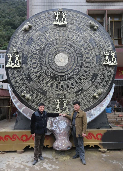 Die Designer Posieren Mit Der Weltgrößten Bronzetrommel Autonomen Bezirk Huanjiang — Stockfoto