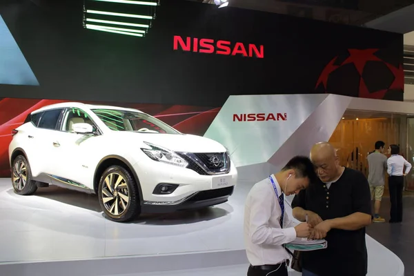 Empleado Chino Visitante Hablan Frente Nissan Murano Durante Una Exposición —  Fotos de Stock